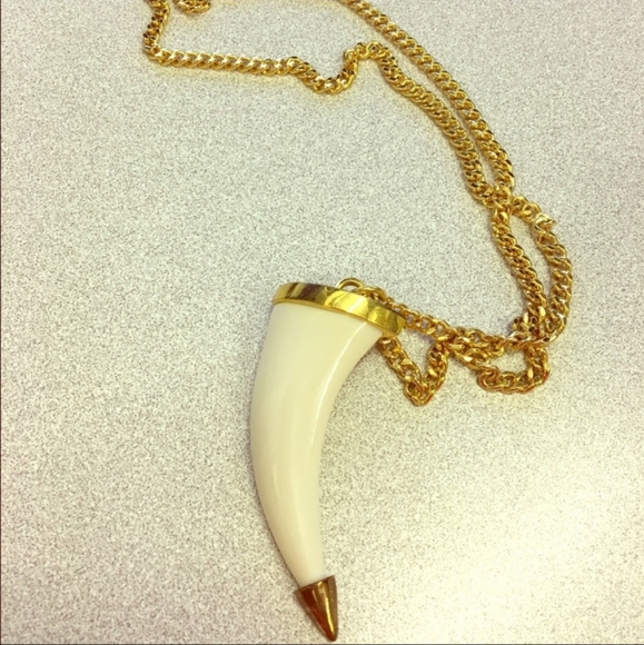 Long Italian horn Vince Camuto statement necklace - white/ gold - Picture 2 of 3
